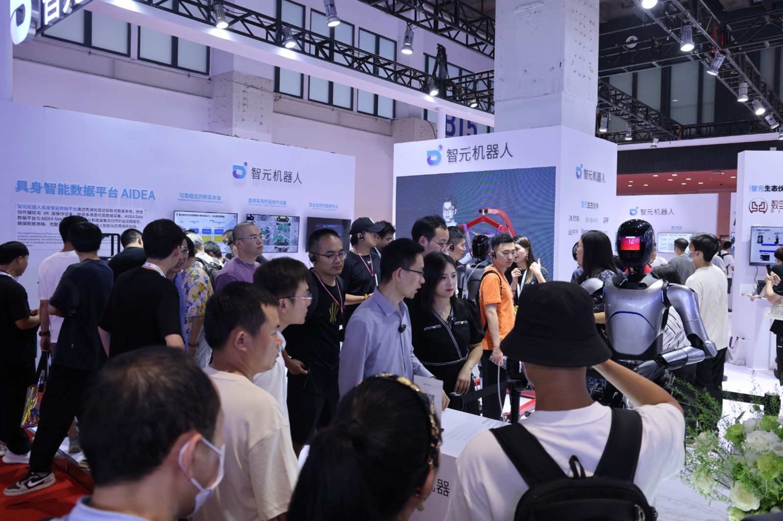  一竞技机器人亮相世界机器人大会WRC