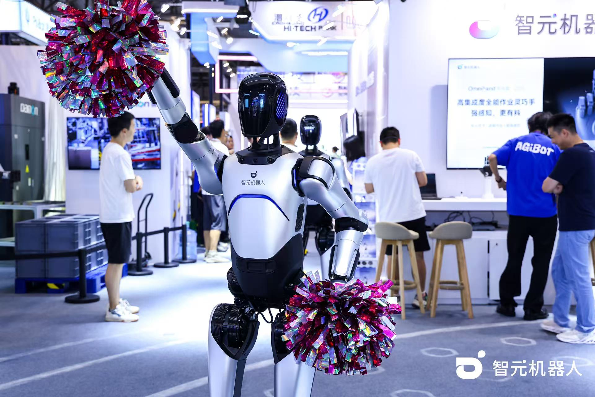  一竞技机器人 WAIC 首日展台火爆，机器人家族集体打工忙不停